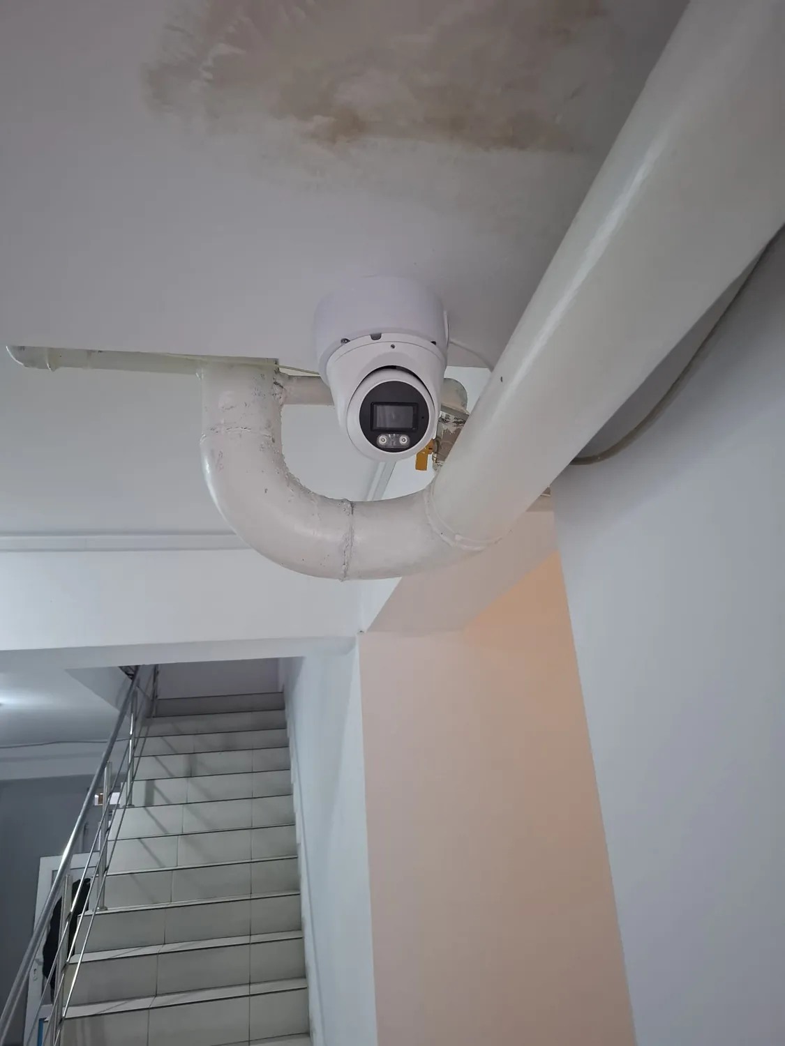Cameră dome montată la interior