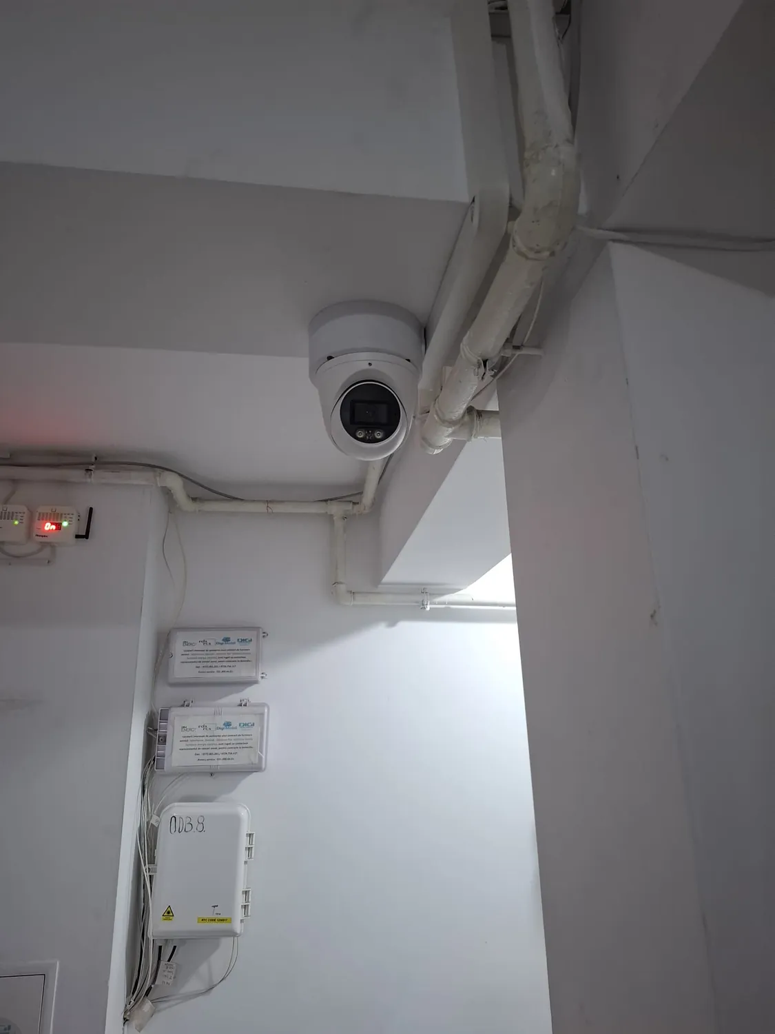 Cameră dome instalată într-un spațiu tehnic