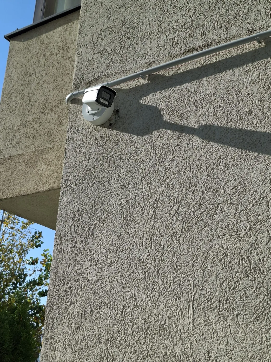 Cameră CCTV instalată pe fațada unei clădiri