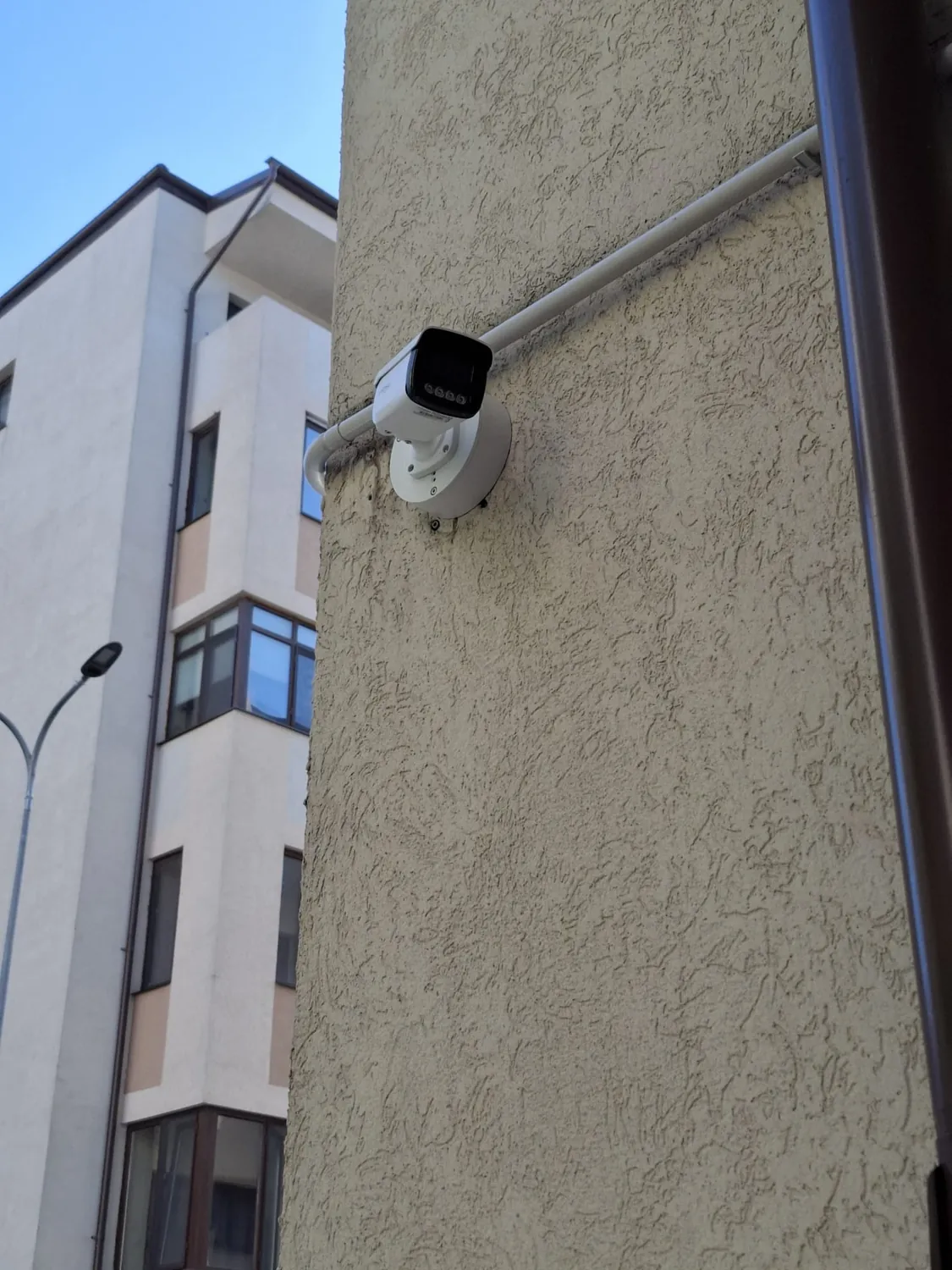 Cameră CCTV montată pe perete exterior