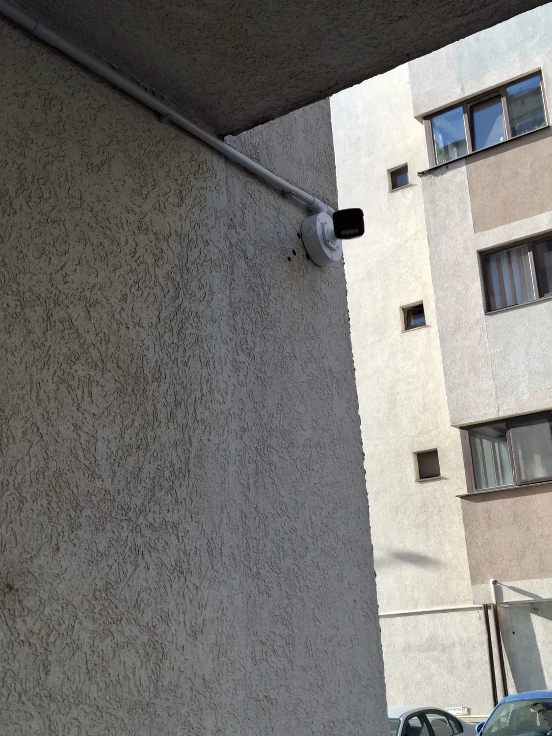 Cameră video de supraveghere pe clădire rezidențială