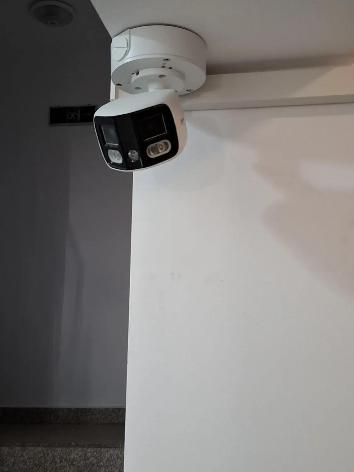 Cameră specială montată în interior