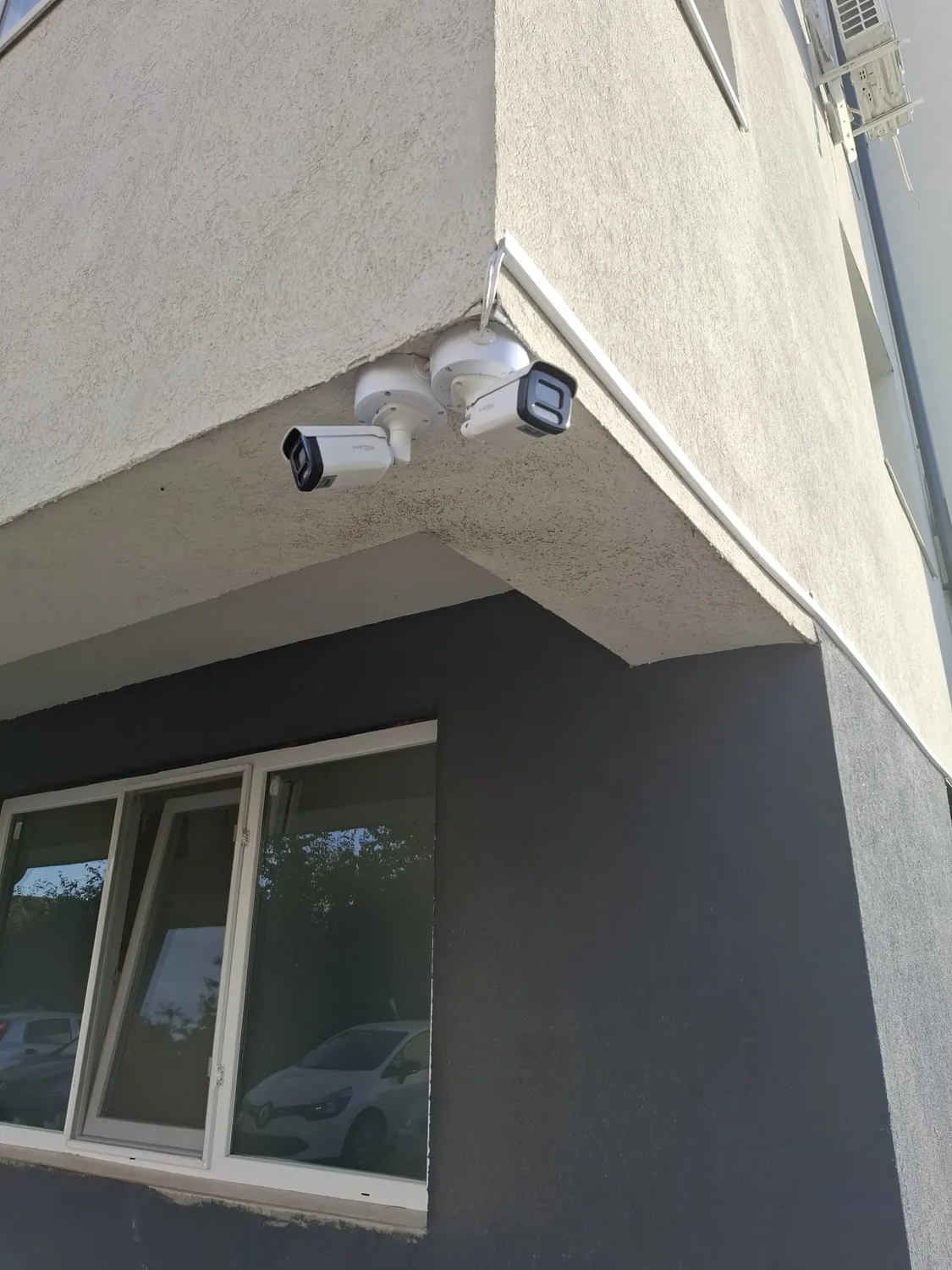 Două camere video instalate la colțul clădirii