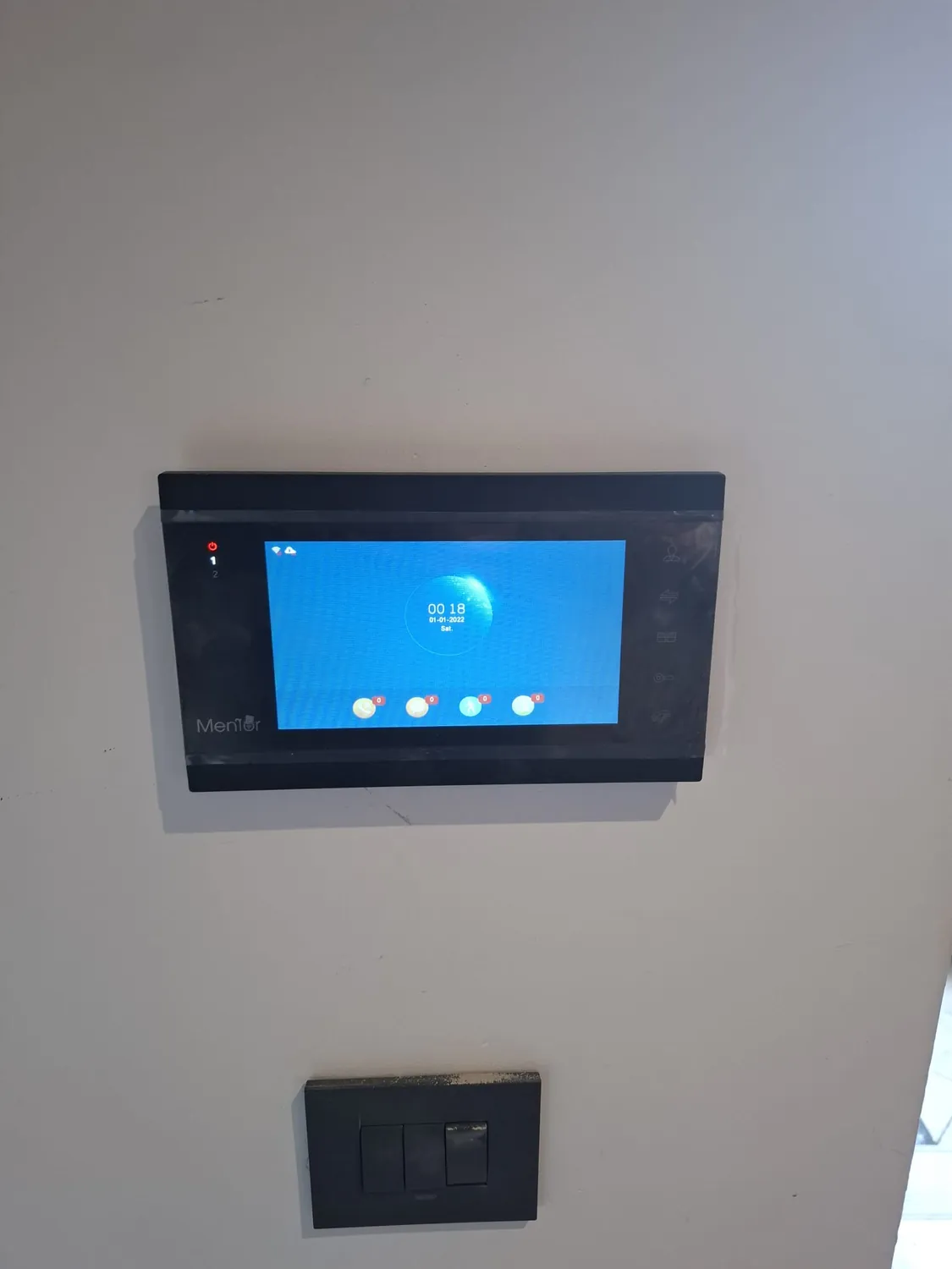 Monitor videointerfon montat la interior